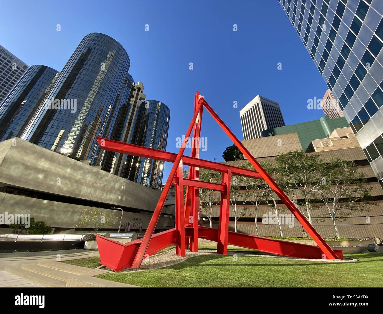 LOS ANGELES, CA, LUGLIO 2020: Vista grandangolare rosso luminoso, scultura in acciaio 'Shoshone' di Mark Divero, 1982, fuori dal Citigroup Center in Downtown, Westin Bonaventure hotel sulla sinistra Foto Stock