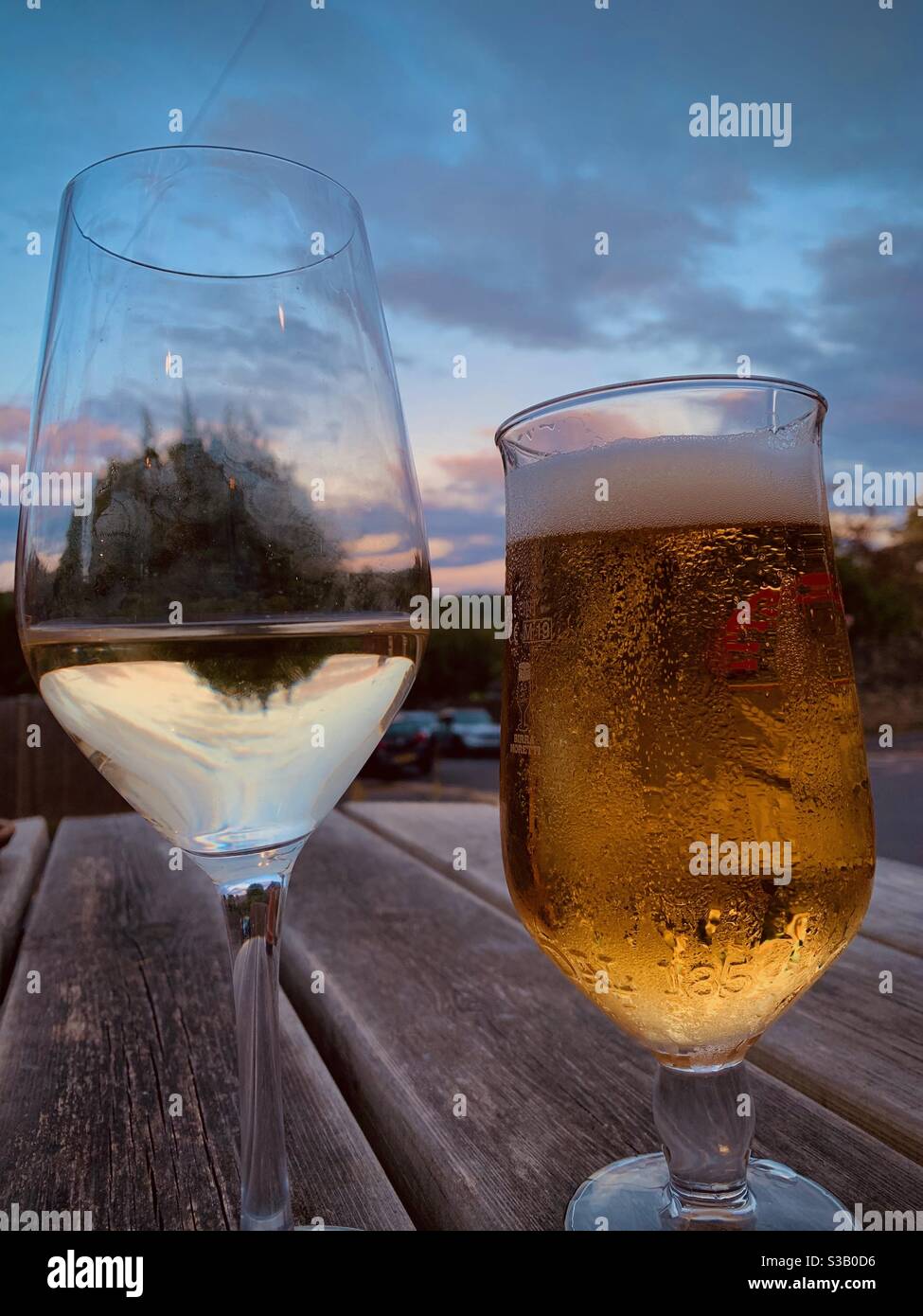 Vino e birra o orologio Foto Stock