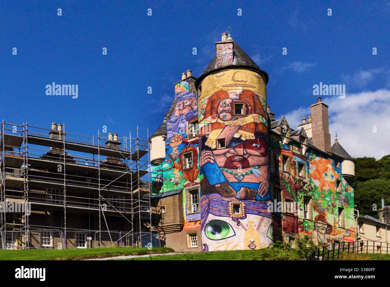 Il Castello di Kelburn è stato dipinto in brillanti graffiti brasiliani a Fairlie, nel Nord Ayrshire, in Scozia. Foto Stock