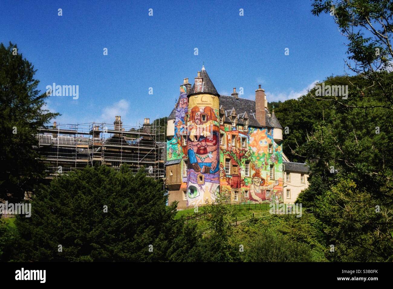 Il Castello di Kelburn è stato dipinto in brillanti graffiti brasiliani a Fairlie, nel Nord Ayrshire, in Scozia. Foto Stock