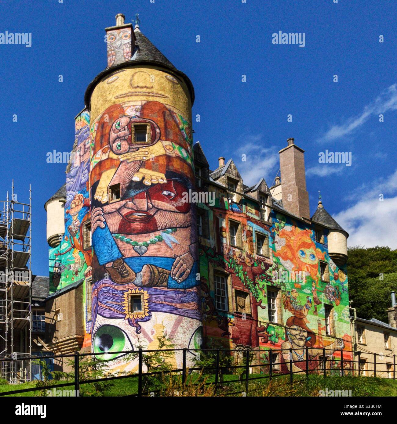 Il Castello di Kelburn è stato dipinto in brillanti graffiti brasiliani a Fairlie, nel Nord Ayrshire, in Scozia. Foto Stock