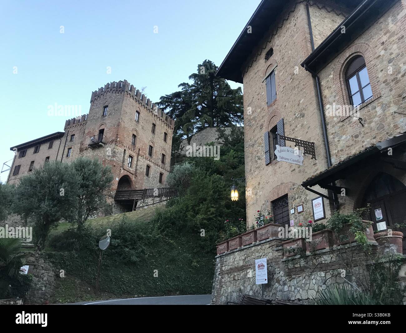 Castello Tabiano e l'Antico Borgo di Tabiano Castello Relais de Charme in provincia di Parma, Italia settentrionale - Immagine stock catturata con smartphone