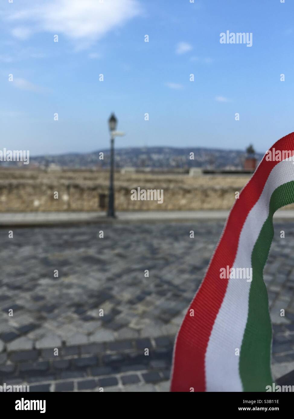 Bandiera ungherese che sorvola il distretto del castello di Budapest, Ungheria - Immagine stock catturata con smartphone