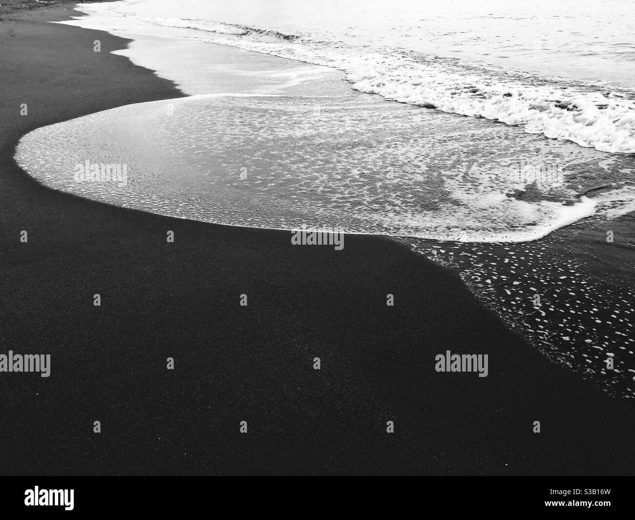 Immagine astratta delle onde che colpiscono la riva Foto Stock