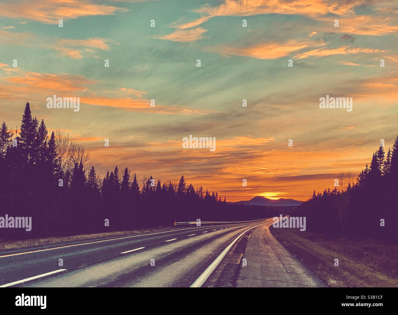 Guida verso sud sulla I95 nel Maine al tramonto. Il Monte Katahdin può essere visto in lontananza. Foto Stock