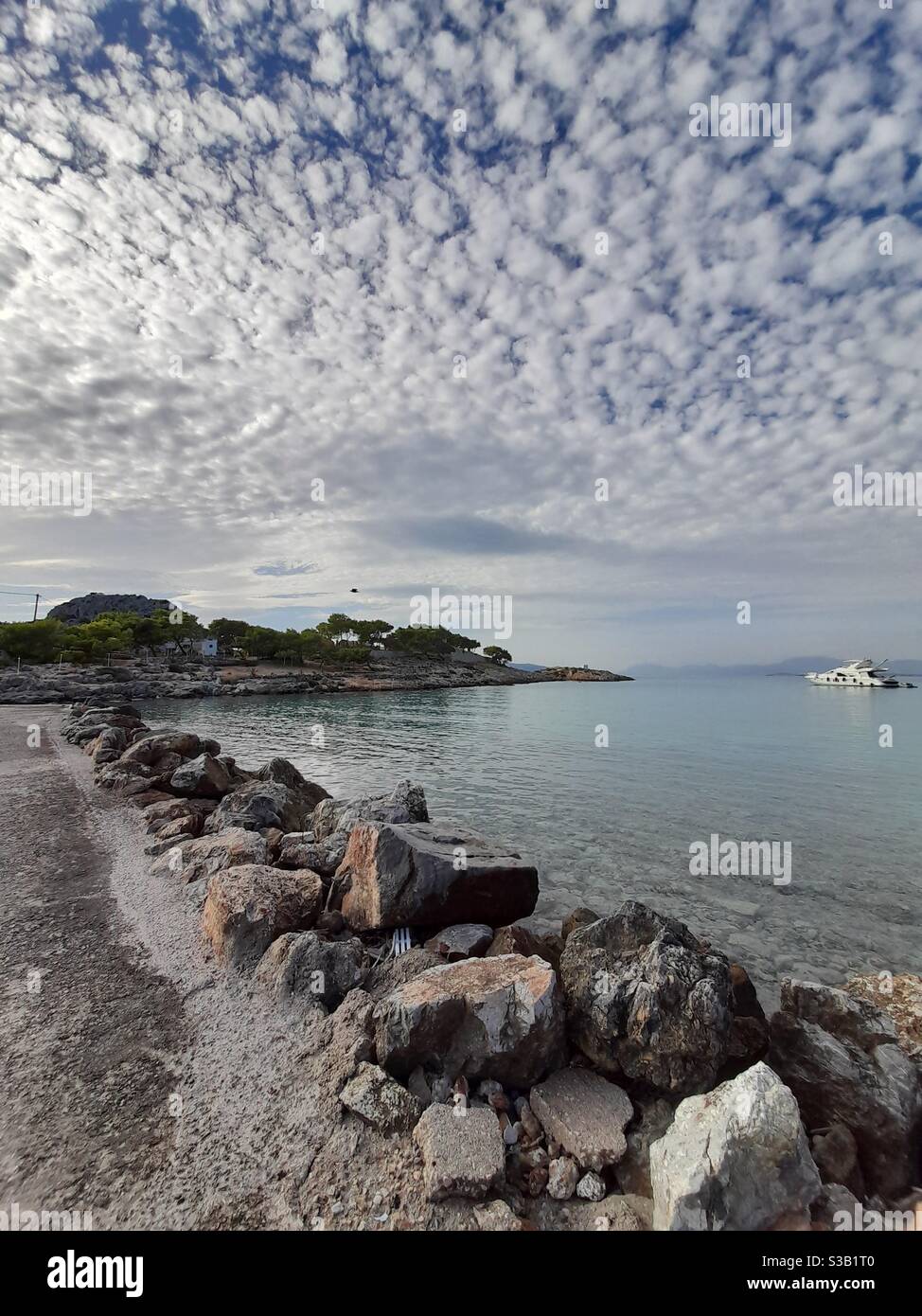 Paesaggio nuvoloso sopra la spiaggia di Aponisos, nell'isola di Agkistri, Grecia, Europa. - Immagine stock catturata con smartphone