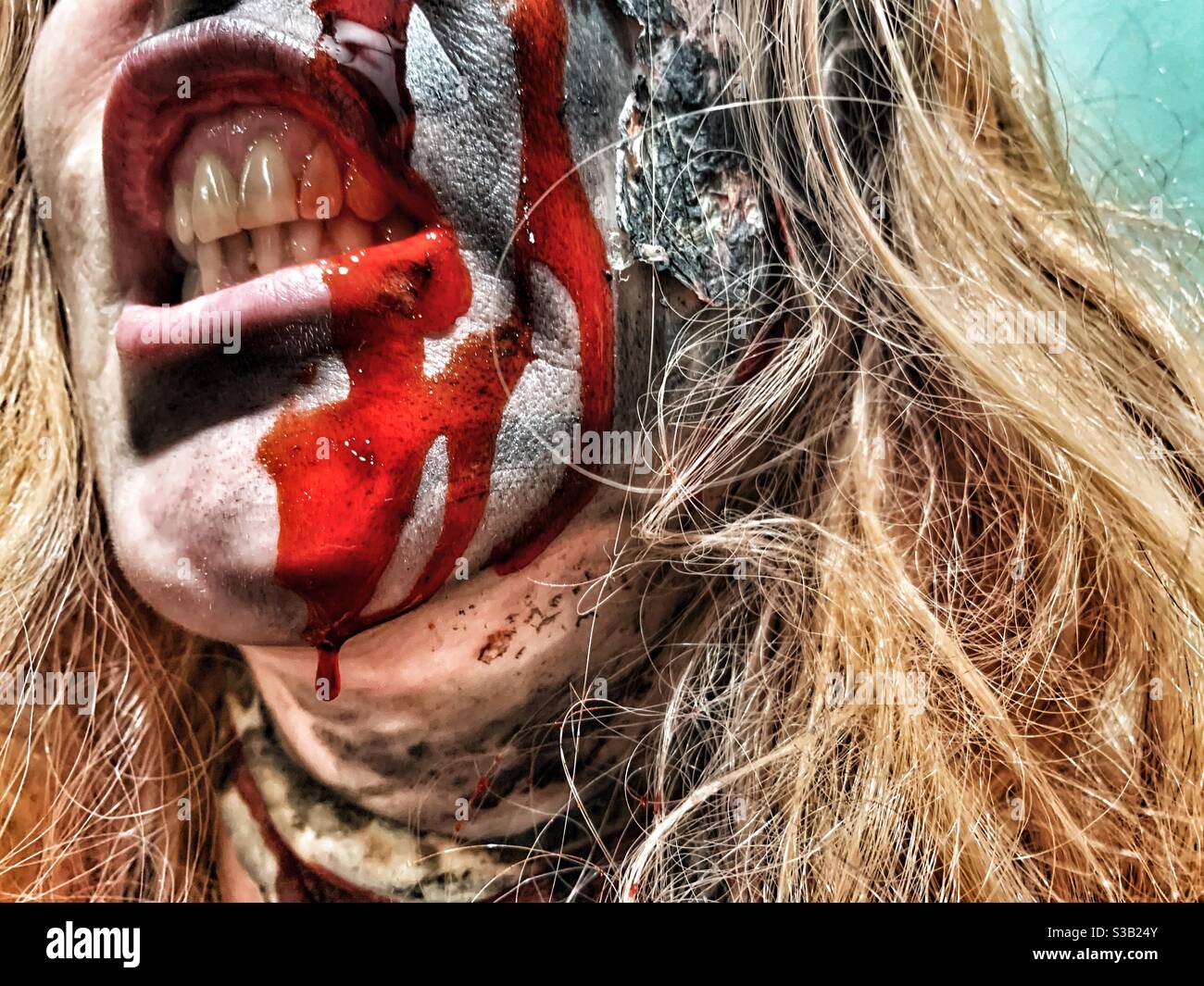 Bocca sanguinante - Immagine stock catturata con smartphone