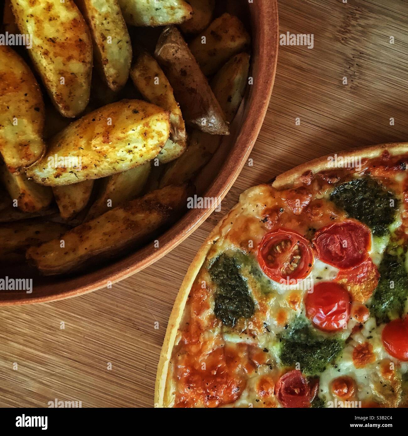 Spicchi di patate e pizza - Immagine stock catturata con smartphone