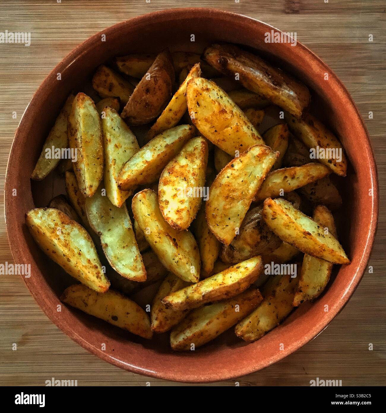 Ciotola di spicchi di patate - Immagine stock catturata con smartphone