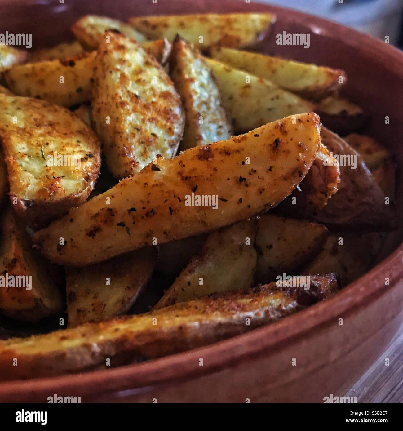 Primo piano di ciotola di spicchi di patate - Immagine stock catturata con smartphone