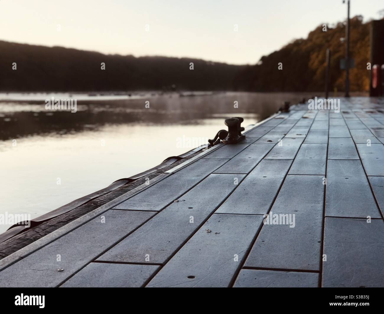 Superficie del pontile del fiume Fal - Immagine stock catturata con smartphone