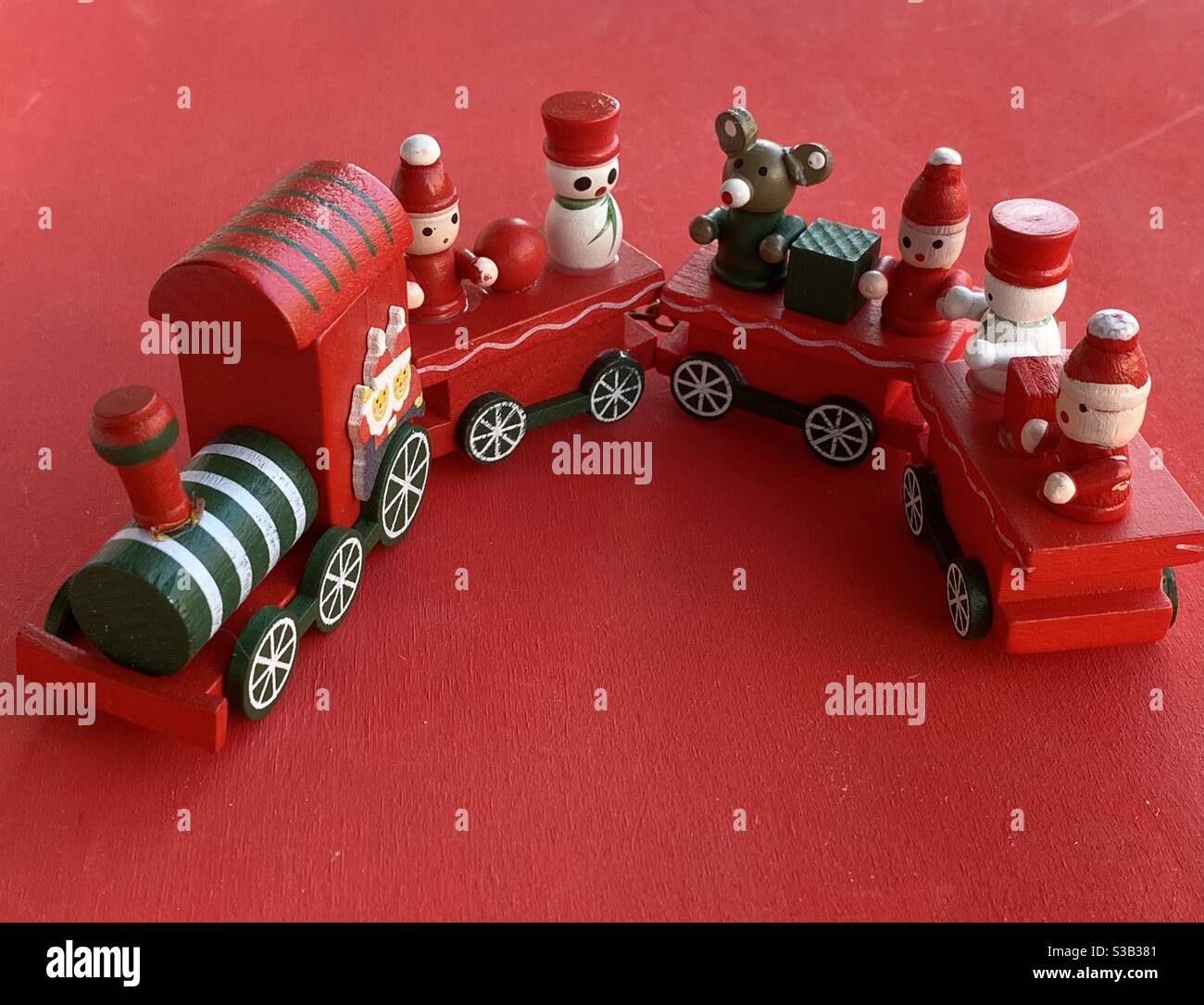 Treno di Natale con mini giocattoli in legno Foto Stock