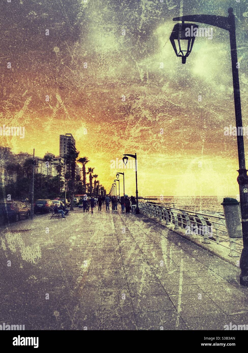 Beirut Levanon Promenade sul Mar Mediterraneo al tramonto Foto Stock