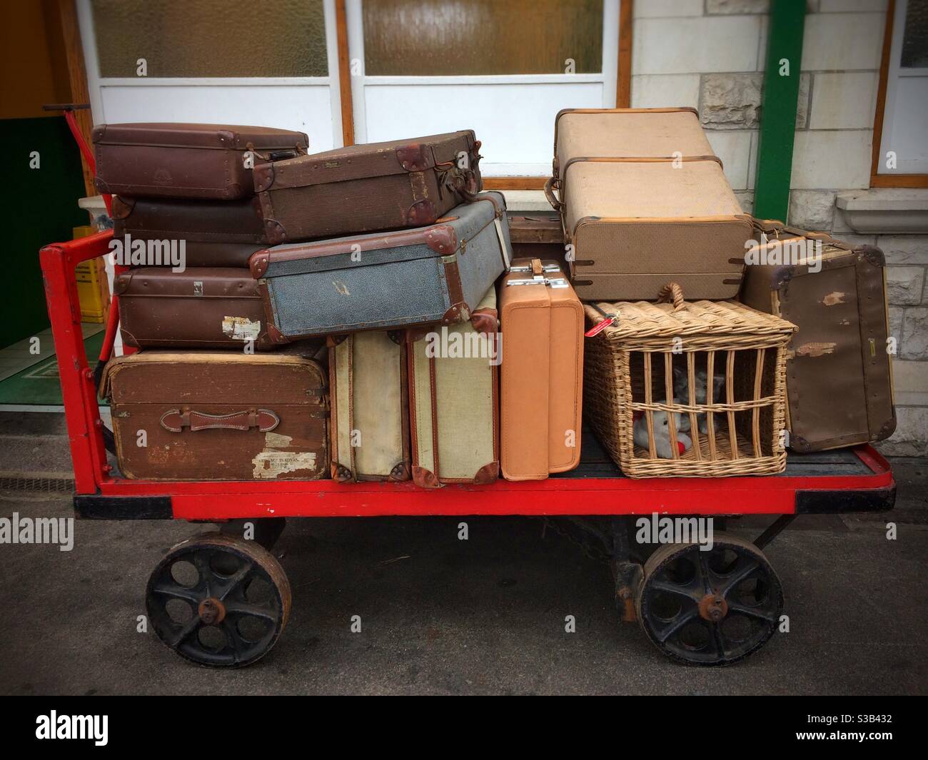 Vintage luggage suitcases immagini e fotografie stock ad alta risoluzione -  Alamy