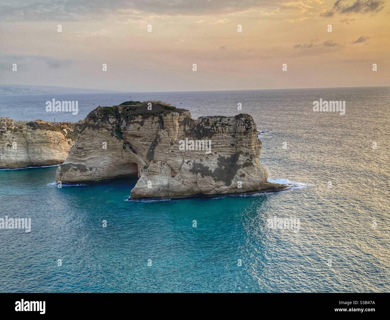 Beirut Landmark - Grand Pigeon Rawcheh rock - Libano Foto Stock