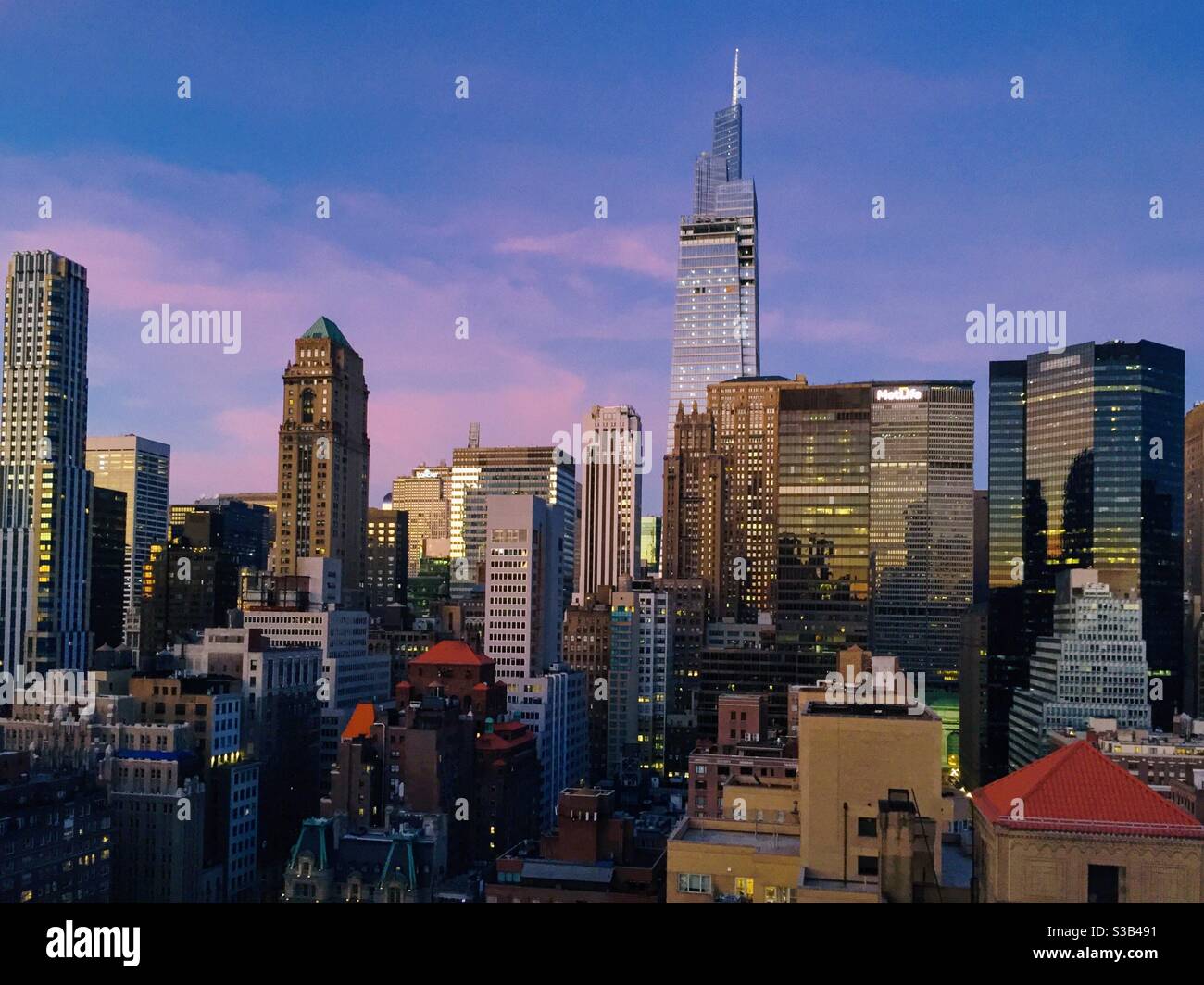 Skyline Midtown Manhattan da una co-op di Murray Hill al tramonto, New York, USA Foto Stock