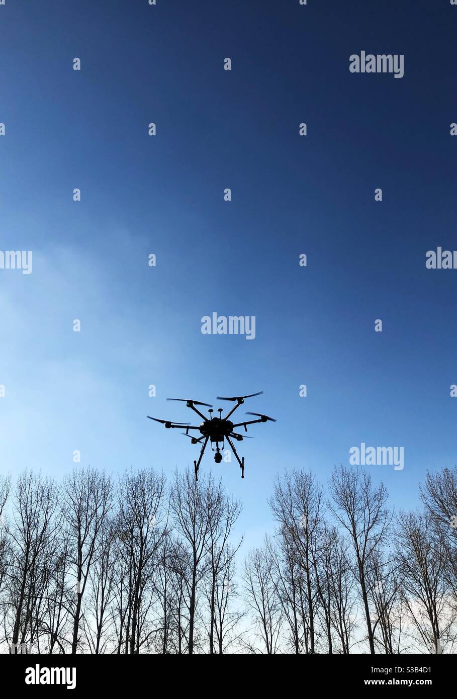 Decollo del drone per fotografia aerea - Immagine stock catturata con smartphone