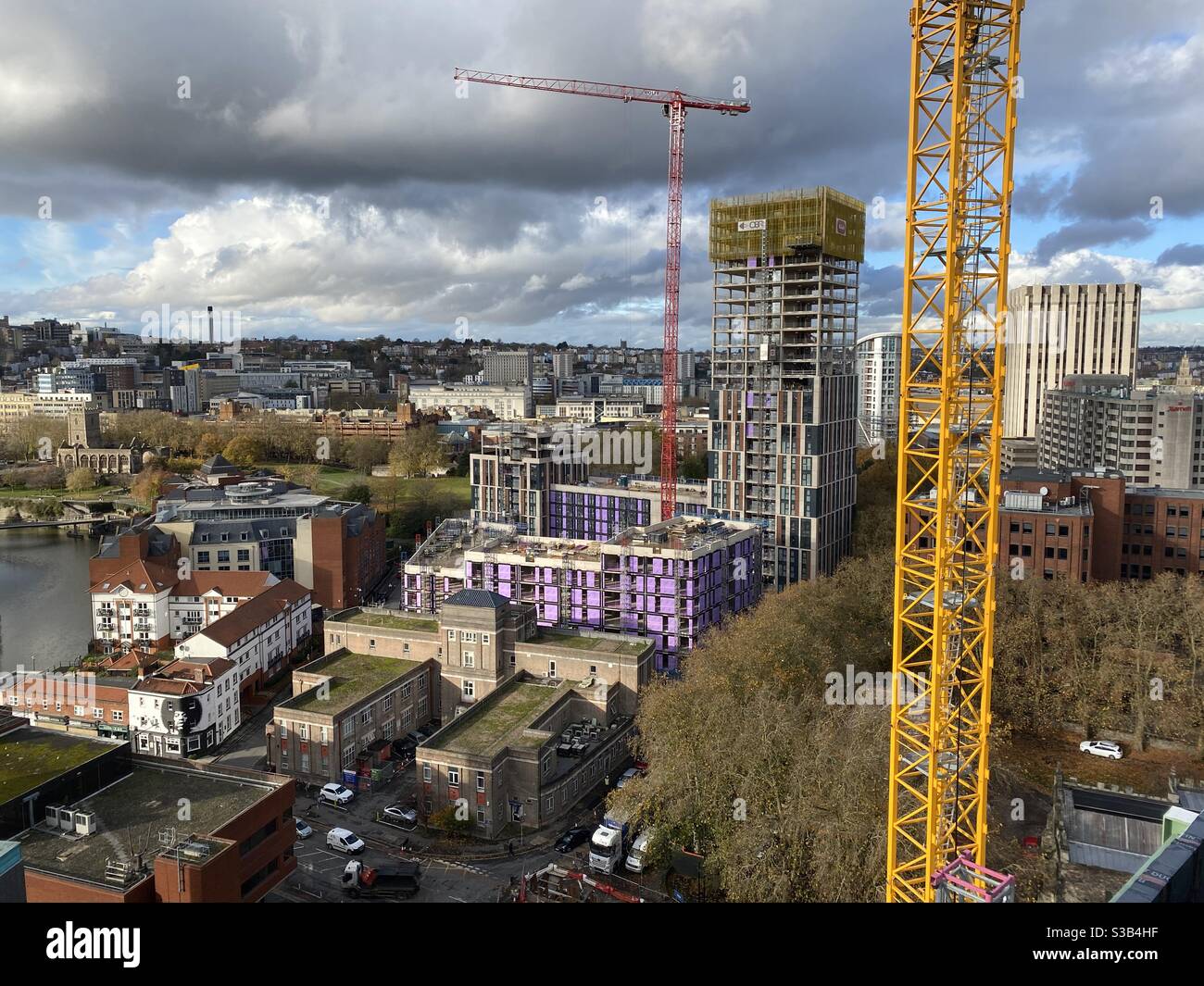Novembre 2020 - lavori di costruzione di grattacieli nel centro di Bristol con gru alte - Immagine stock catturata con smartphone
