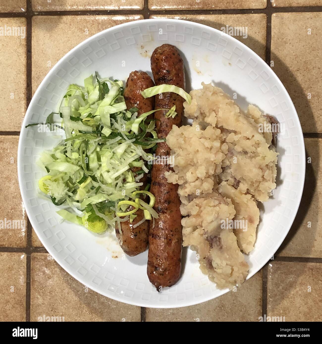 Salsicce con purè di patate e insalata di cavolo - Immagine stock catturata con smartphone