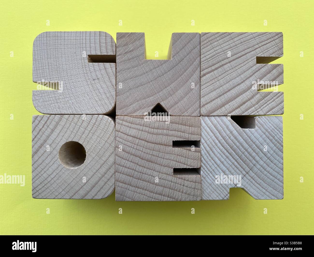 Svezia, nome del paese europeo composto da lettere di legno su sfondo giallo Foto Stock