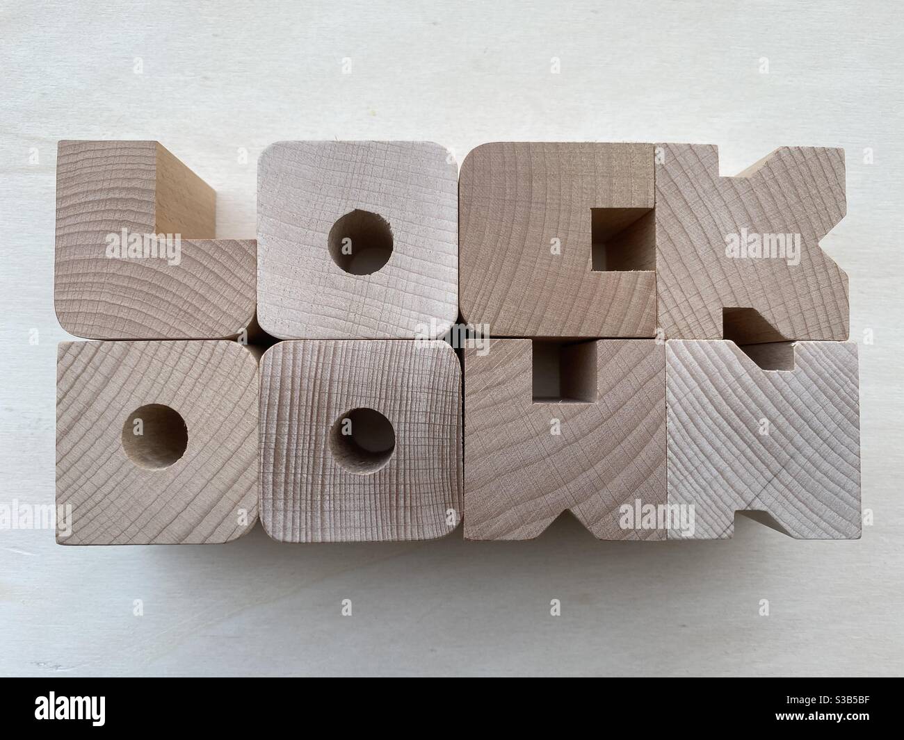 Parola di Lockdown composta da lettere di legno su sfondo di legno - Immagine stock catturata con smartphone