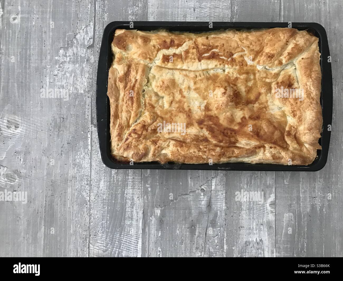 Torta di pollo e verdure su sfondo di legno Foto Stock