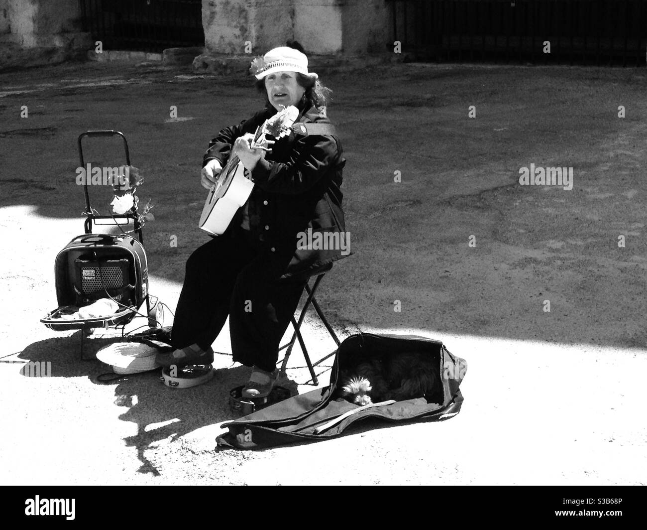 Chitarrista di strada ad Arles-Arena, Francia. - Immagine stock catturata con smartphone