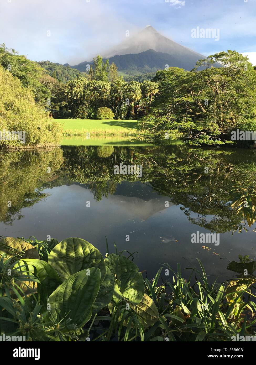 Giardini botanici guatemaltechi con vista sul vulcano Foto Stock