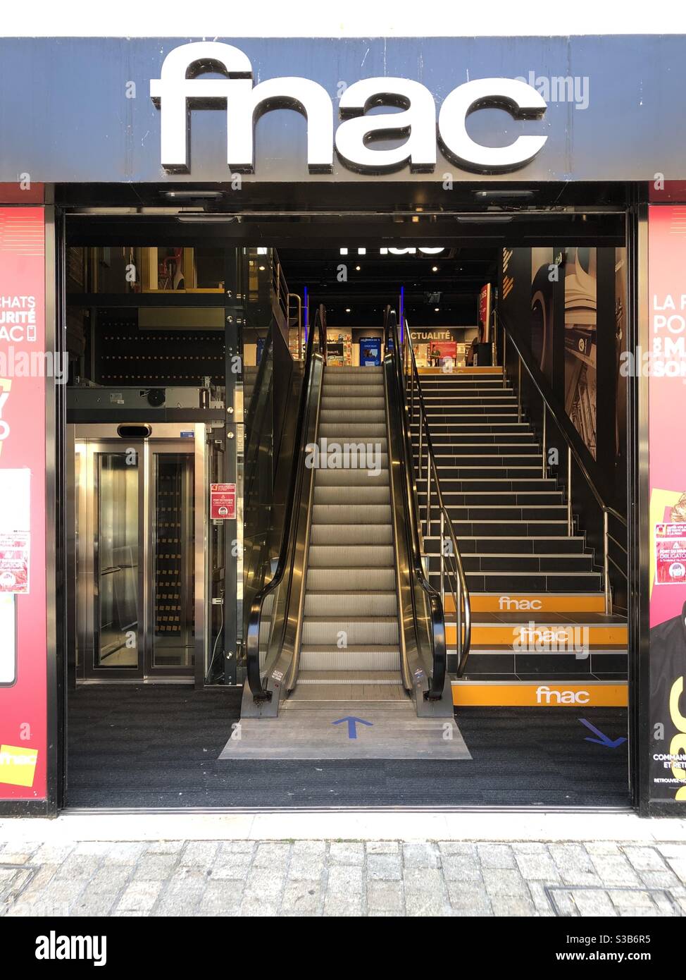 Ingresso ad una filiale di Fnac a Bergerac, Francia - Immagine stock catturata con smartphone