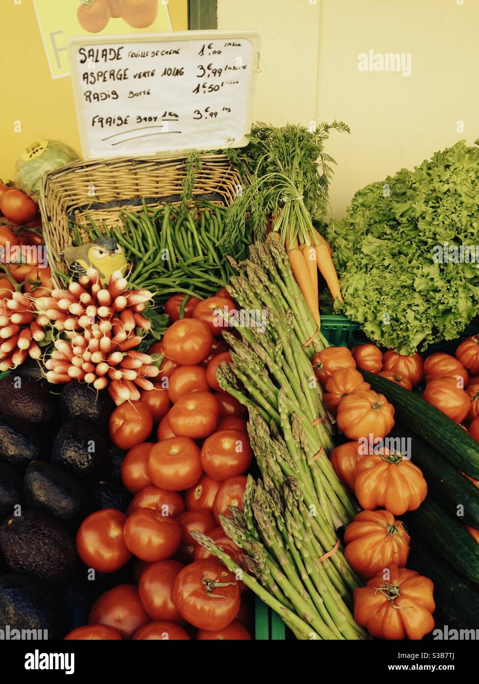 Mercato vegetale all'aperto a Les Baux-de-Provence, Costa Azzurra, sulle montagne delle Alpilles, Francia meridionale. - Immagine stock catturata con smartphone