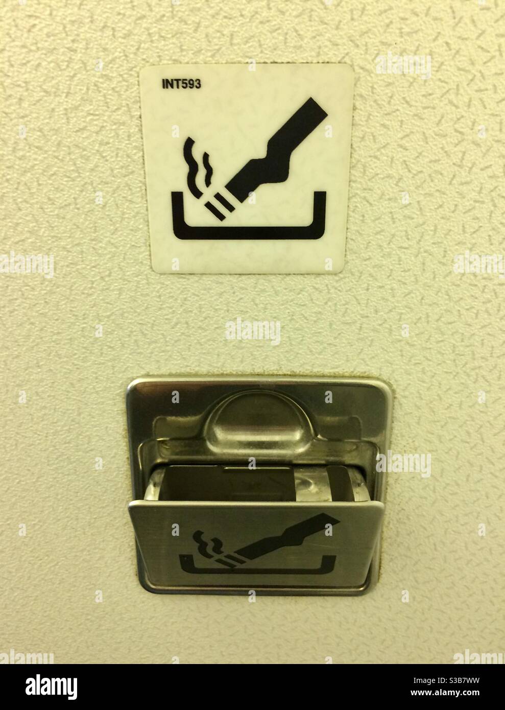Posacenere nella toilette Boeing 747-800 - Immagine stock catturata con smartphone