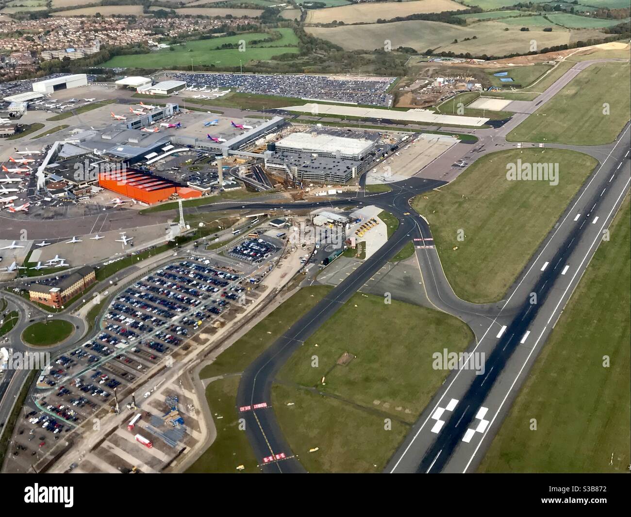 Aeroporto di Luton dall'alto, una vista dei piloti, che mostra il gancio arancione Easy Jet, Bedfordshire sud-est Inghilterra Foto Stock