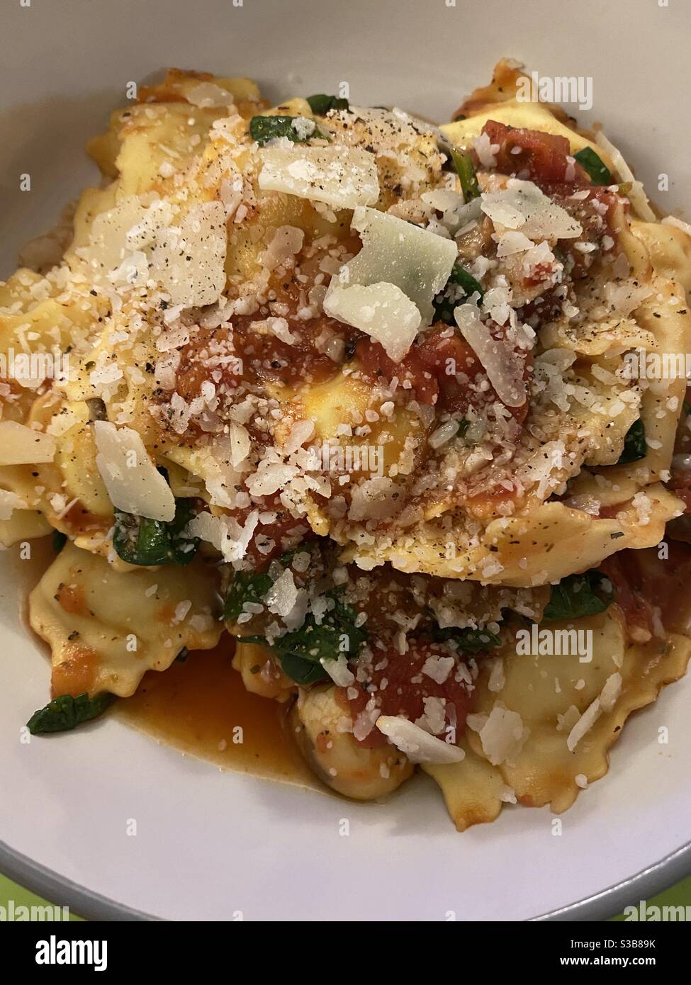 Piatto di pasta con scaglie di parmigiano Foto Stock