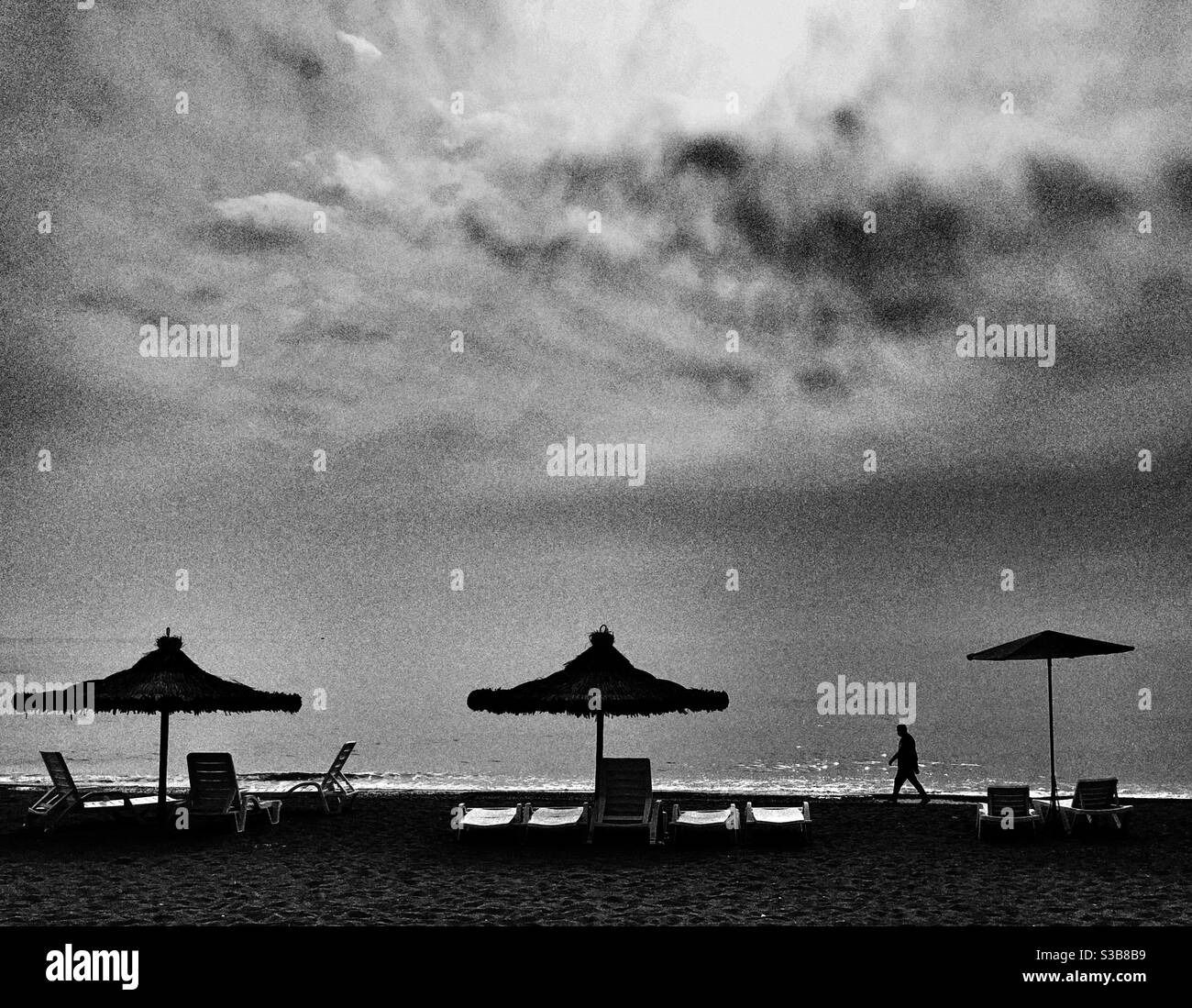 Silhouette di un uomo che cammina sul mare - Immagine stock catturata con smartphone