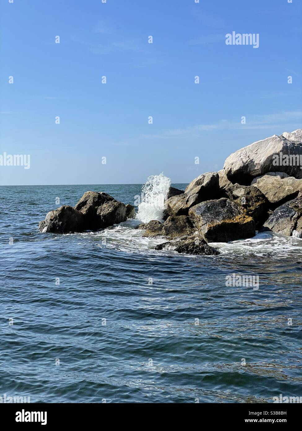 East Pass molo roccioso con onde che si infrangono sul Golfo Del Messico acqua Florida Foto Stock