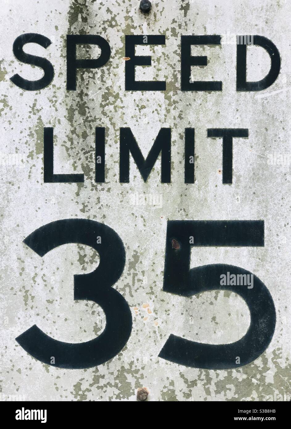 Cartello Weathered 35 mph Speed Limit su City Street USA Foto Stock