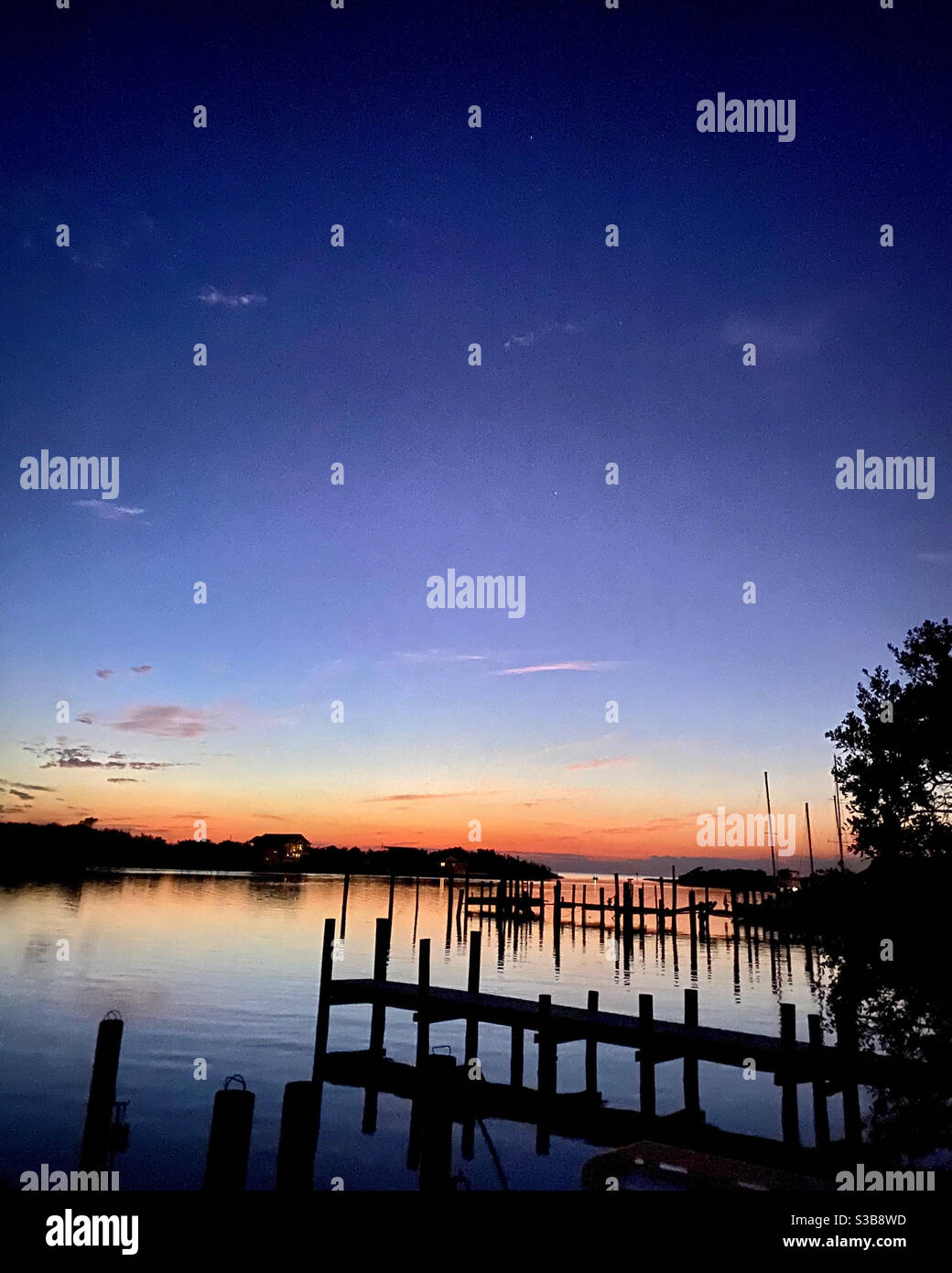 Crepuscolo su Silver Lake Harbour. Isola di Ocracoke, Carolina del Nord. Foto Stock