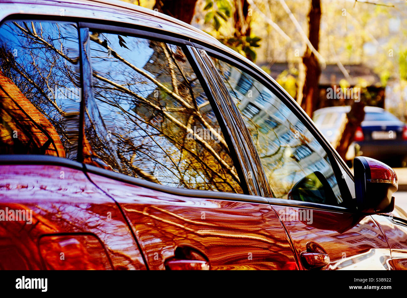 Riflesso dell'ambiente in vetro e superficie dell'auto Foto Stock