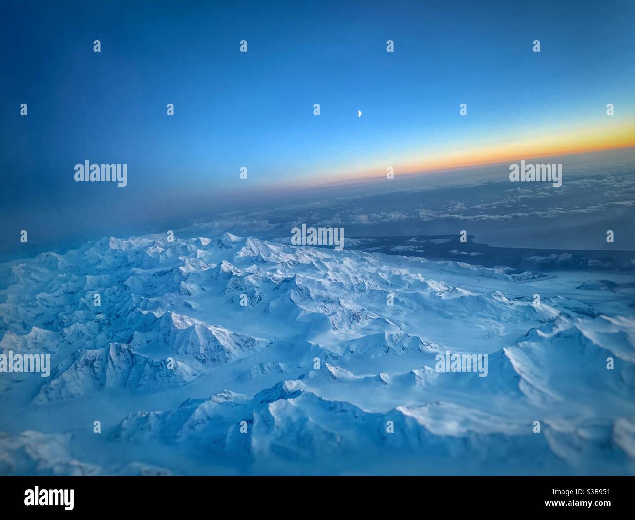 Immagine aerea delle montagne innevate al tramonto Foto Stock