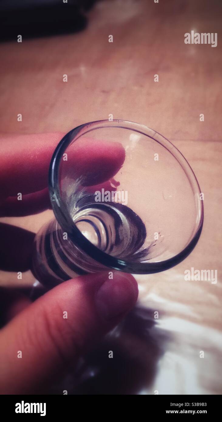 Vetro di colpo con un resto di liquore duro Foto Stock