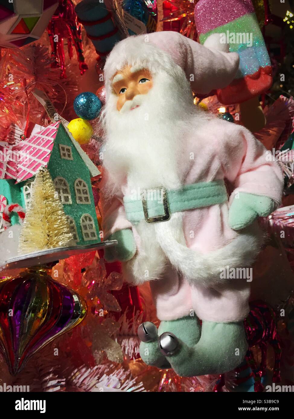 Ornamento natalizio raffigurante Babbo Natale vestito di rosa e bianco, USA Foto Stock