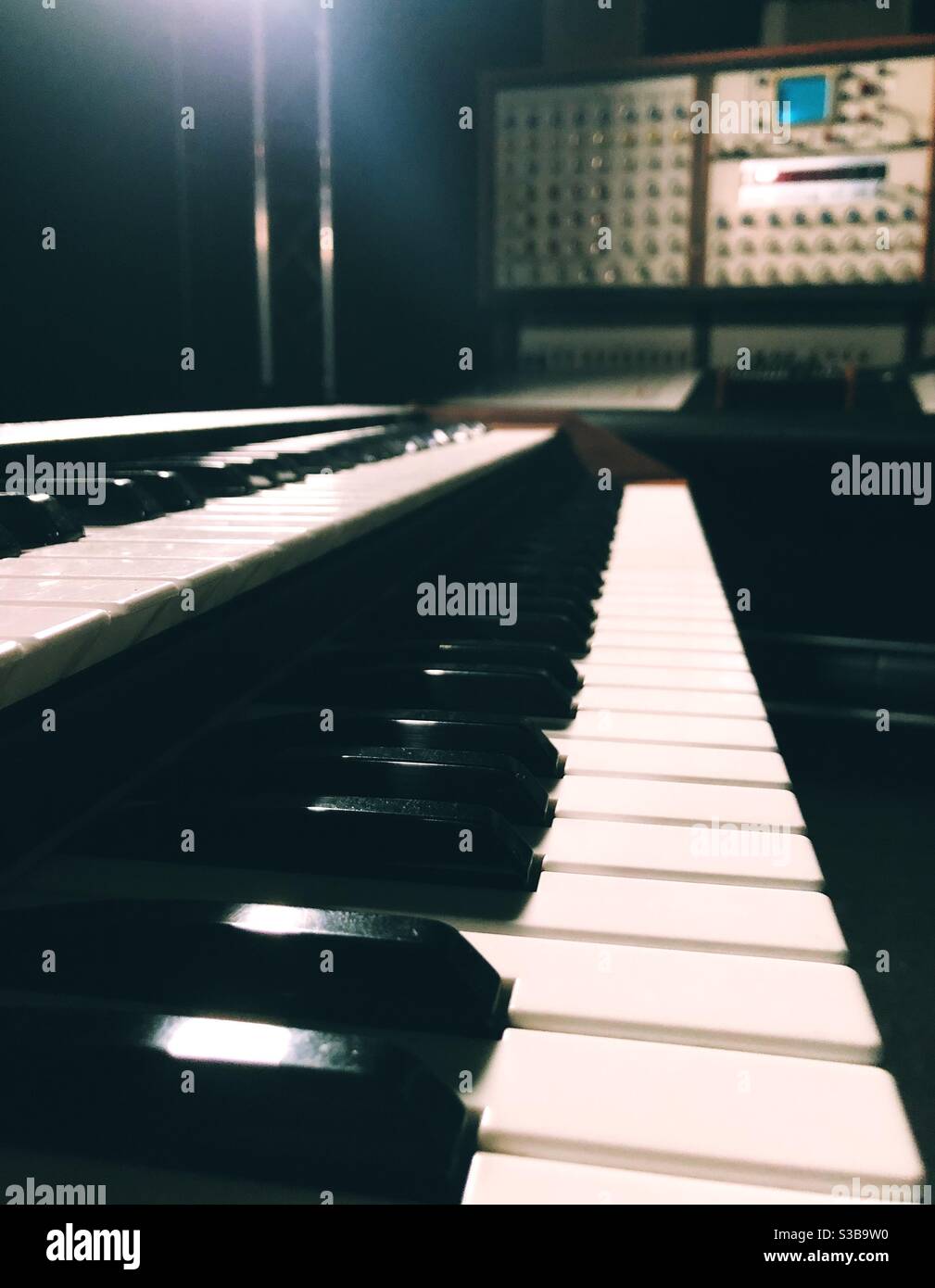 Tasti per pianoforte in bianco e nero in uno studio musicale Foto Stock