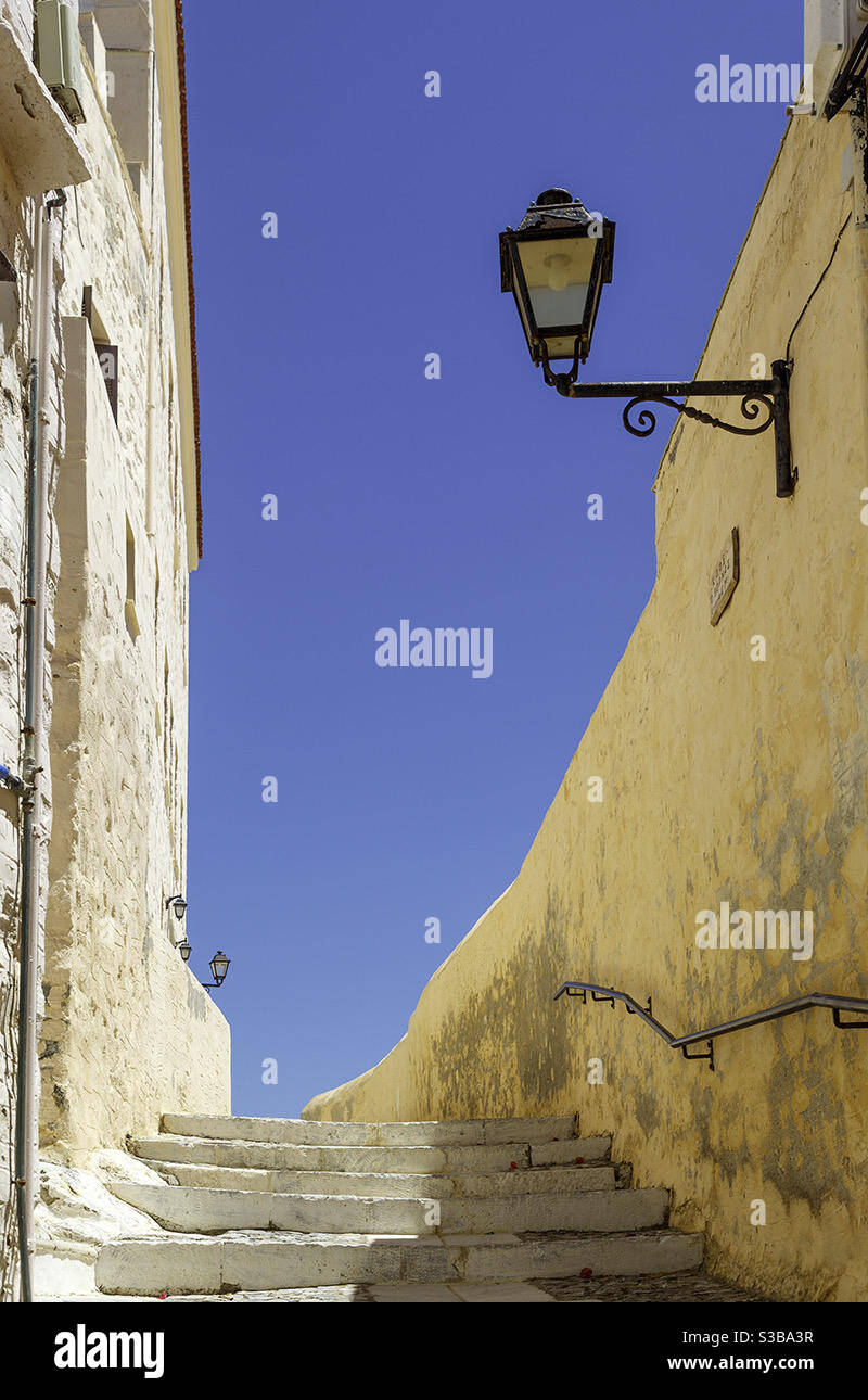 Vicolo tradizionale nel centro storico di Ano Syra, nell'isola di Syros, Cicladi, Grecia, Europa Foto Stock