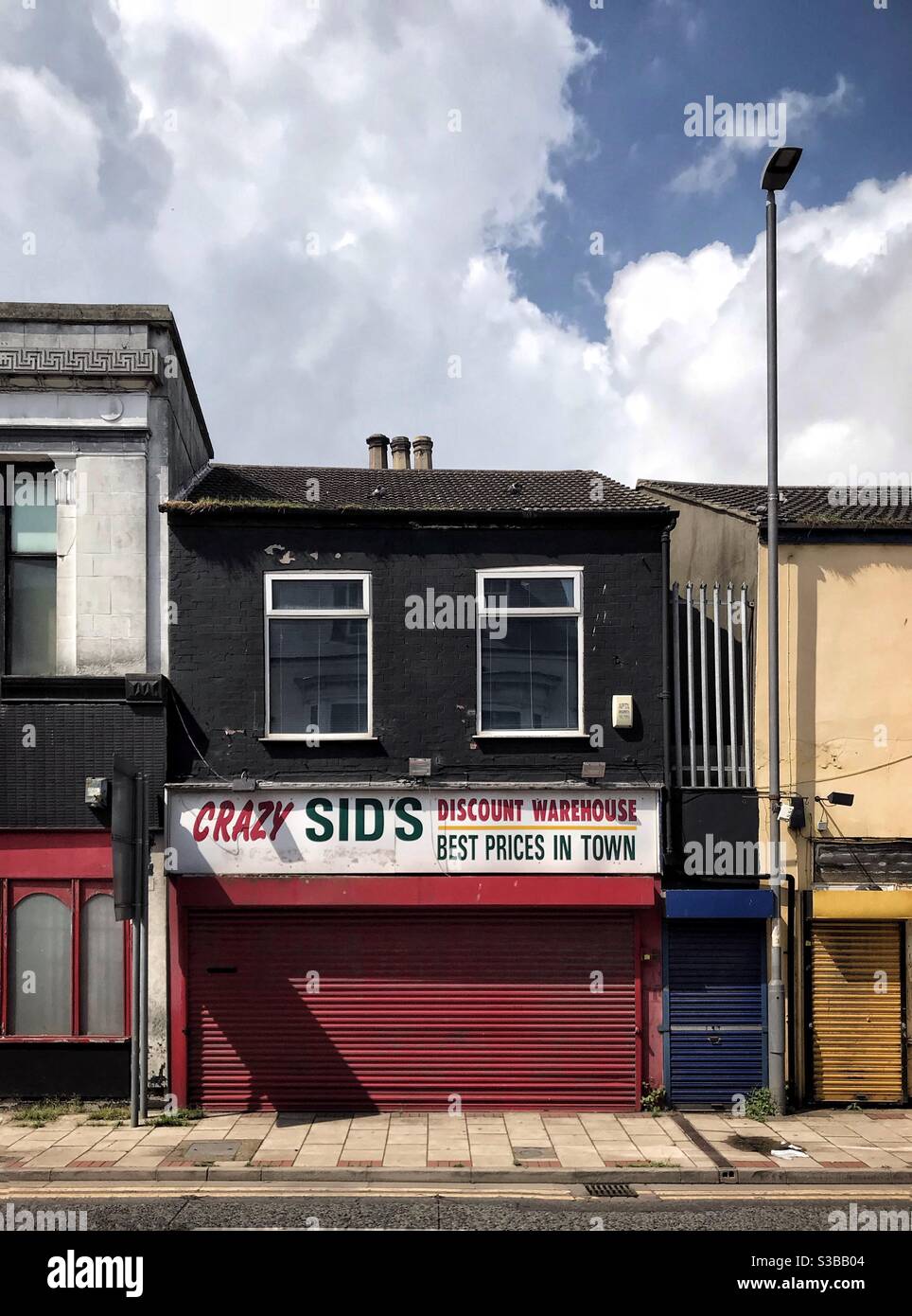 Crazy SID discount warehouse derelict shop in Grimsby UK Foto Stock