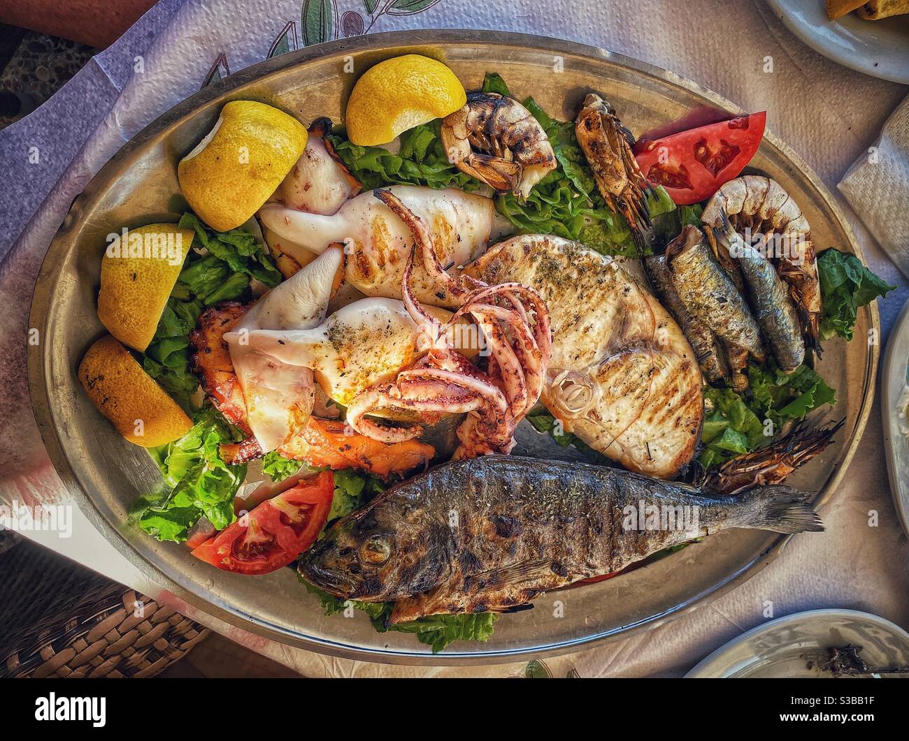 Pesce fresco e piatto di pesce sull'isola di Skiathos in Grecia. - Immagine stock catturata con smartphone