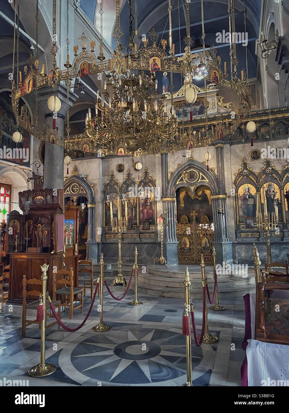 Interno della Cattedrale dei tre Gerarchi nella città di Skiathos. - Immagine stock catturata con smartphone