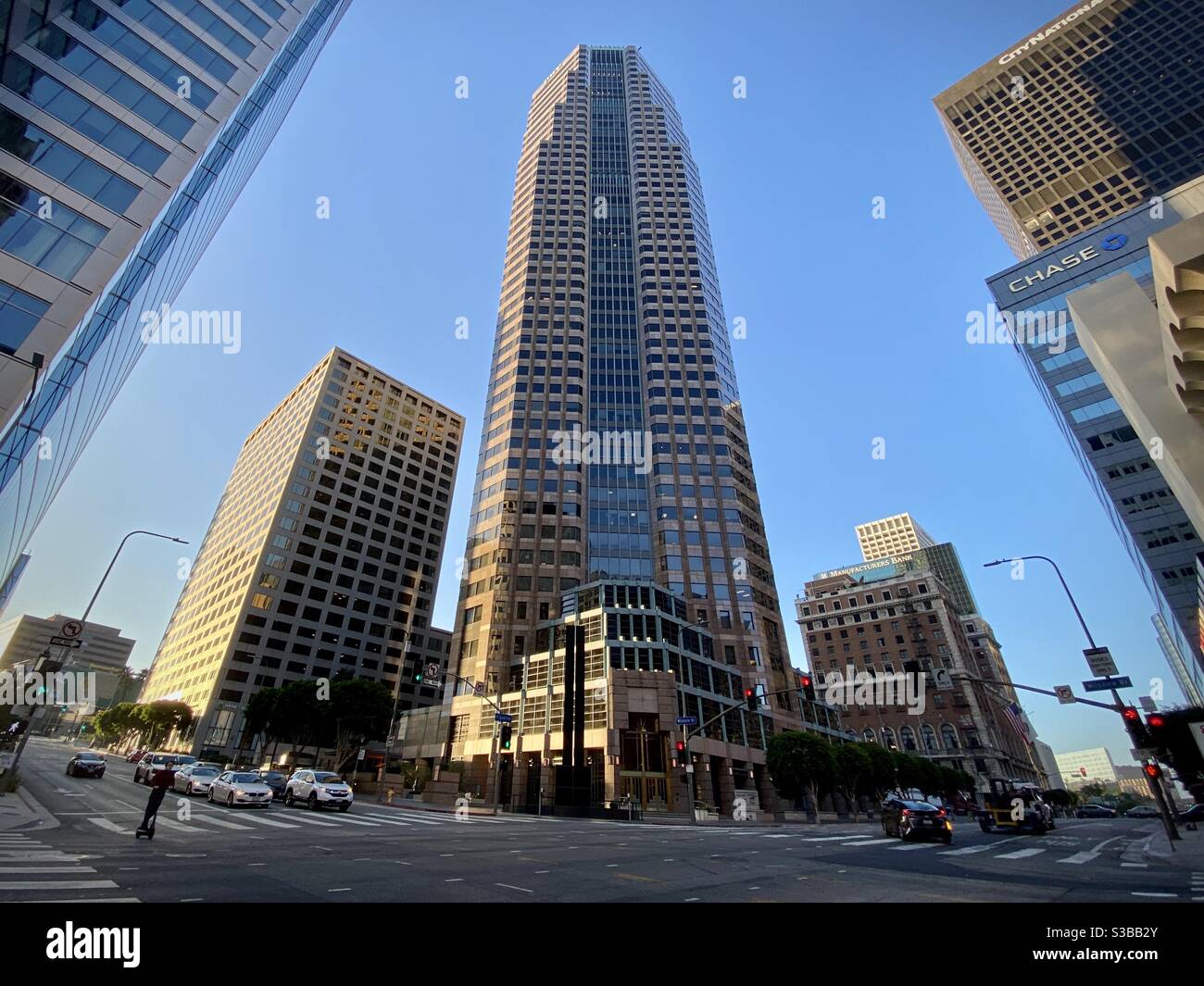 LOS ANGELES, CA, AGOSTO 2020: Guardando verso l'alto il grattacielo fiancheggiato da alti edifici di uffici nel quartiere finanziario, Downtown Foto Stock