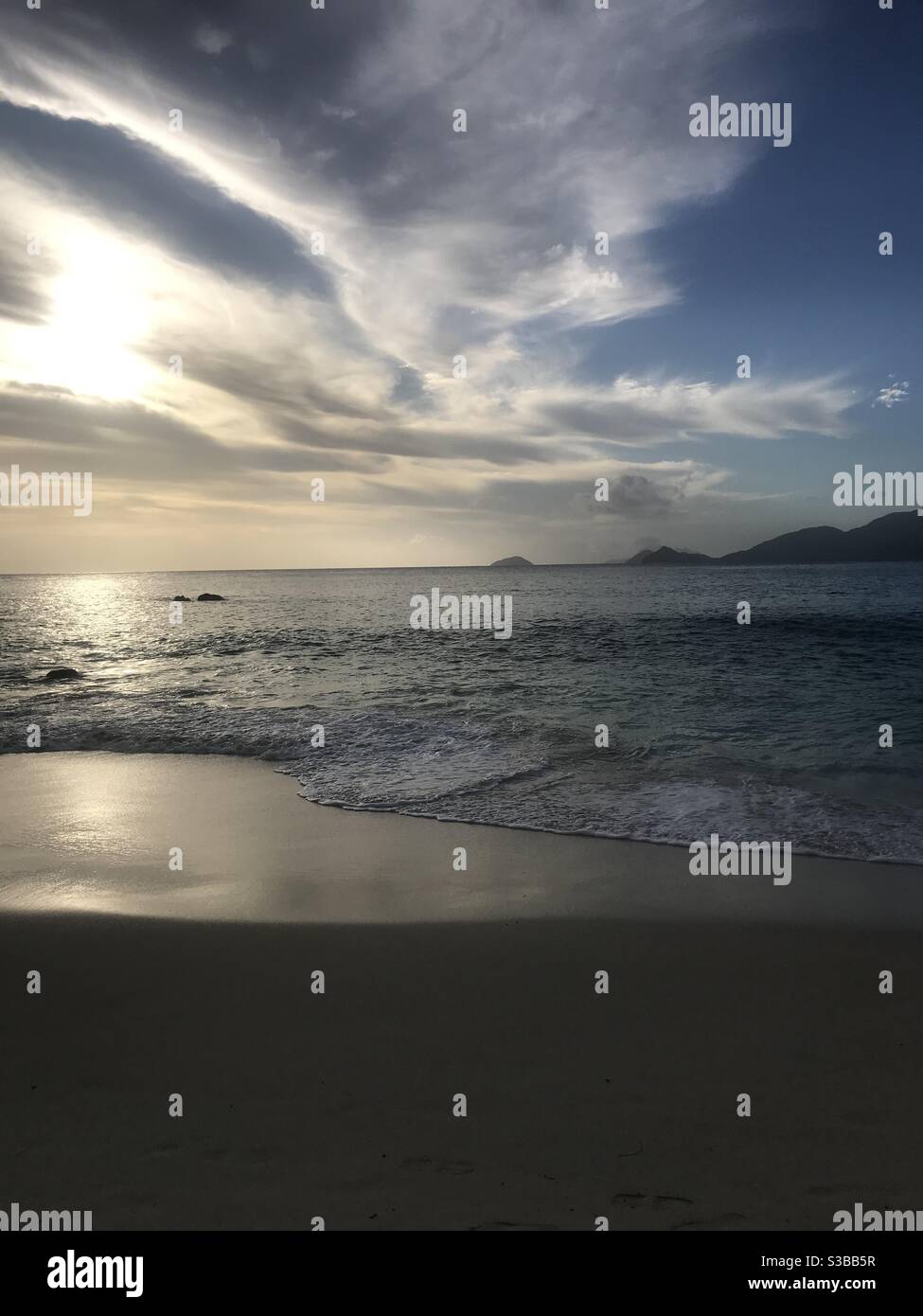 Tramonto sull'isola delle Seychelles - Immagine stock catturata con smartphone
