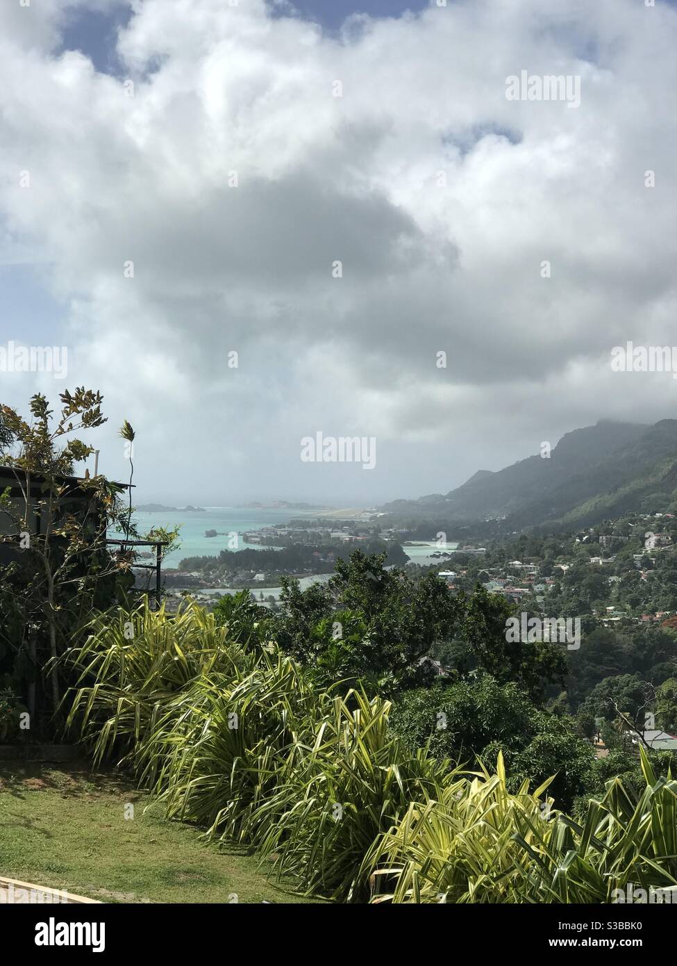 Vista sulla città di Victoria sull'isola di Mahe, Seychelles - Immagine stock catturata con smartphone