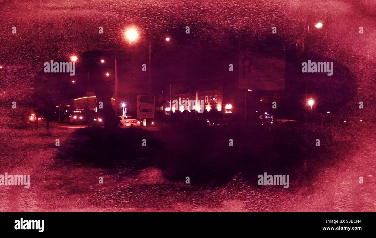 Strade e luci di notte nella città di Bristol, Inghilterra, Regno Unito con effetto rosso e bordi smerigliati effetto come la condensazione sul parabrezza di un'auto Foto Stock